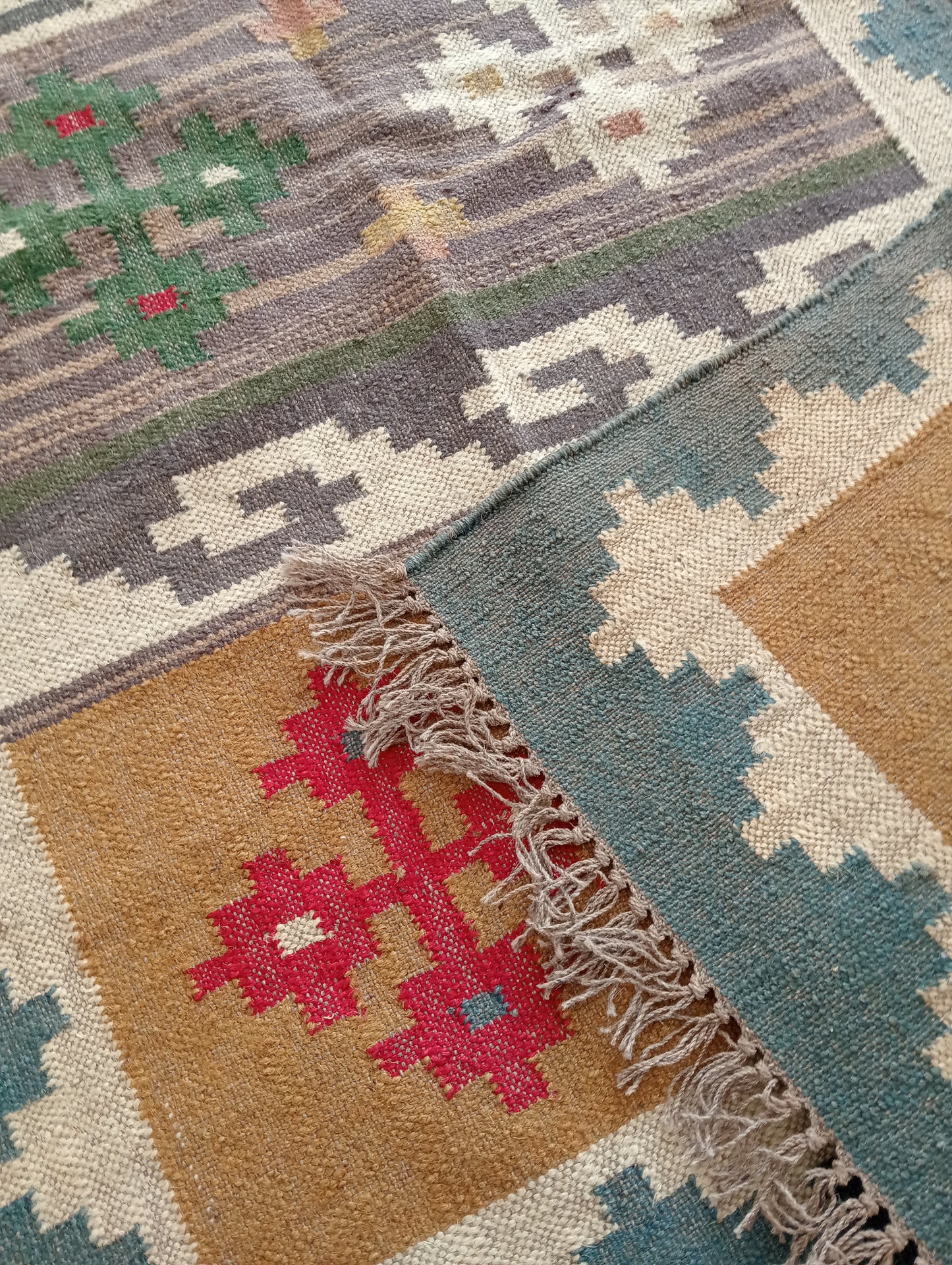 Beautiful Jute and Wool Kilim Rug (3 by 5ft)