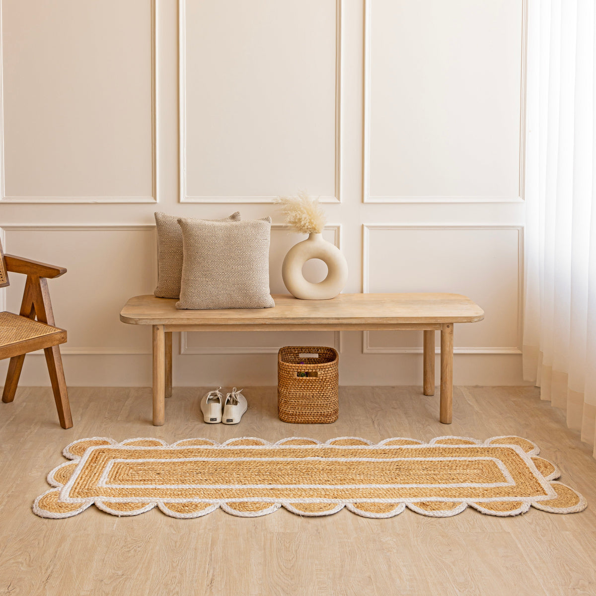 Aria Scalloped Runner Rug (White Border)