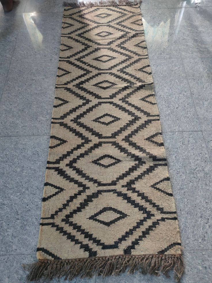 Black and Natural Diamond Jute Wool Runner Rug (2 by 6ft)