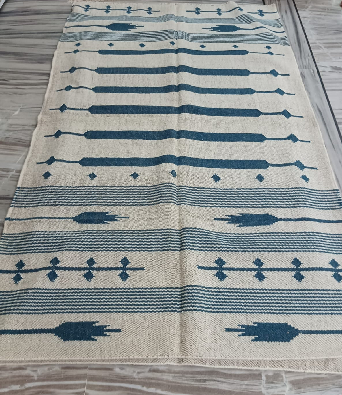 Beautiful Linear Geometric Wool Area Rug (5 by 8ft)