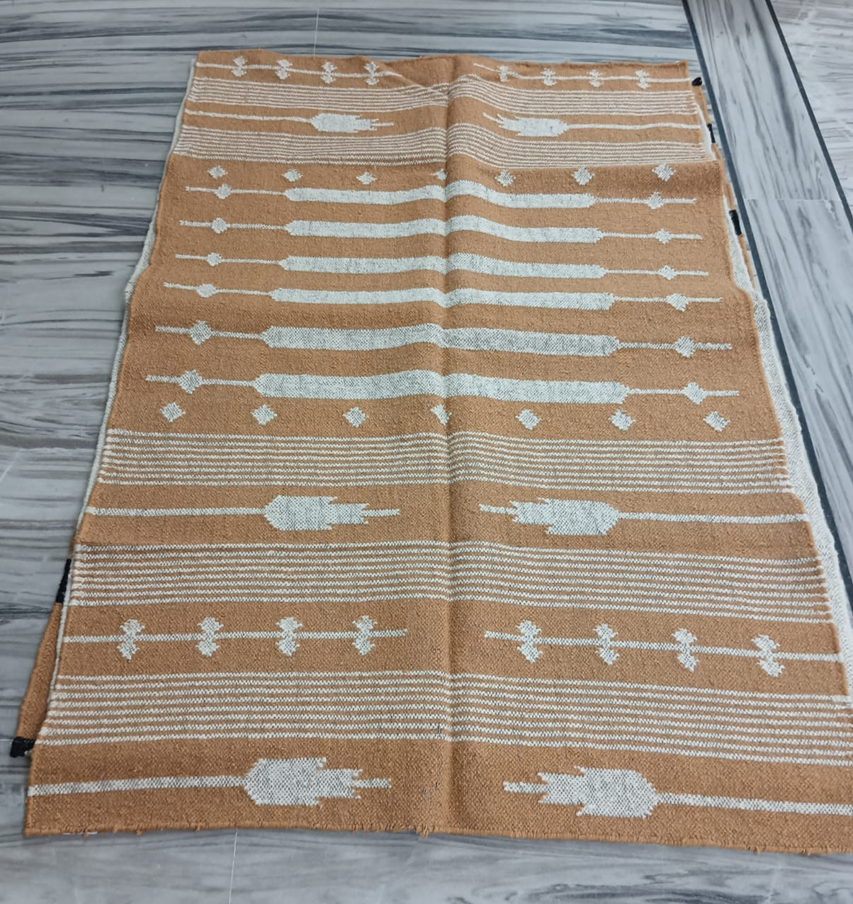 Beautiful Linear Geometric Wool Area Rug (4 by 6ft)