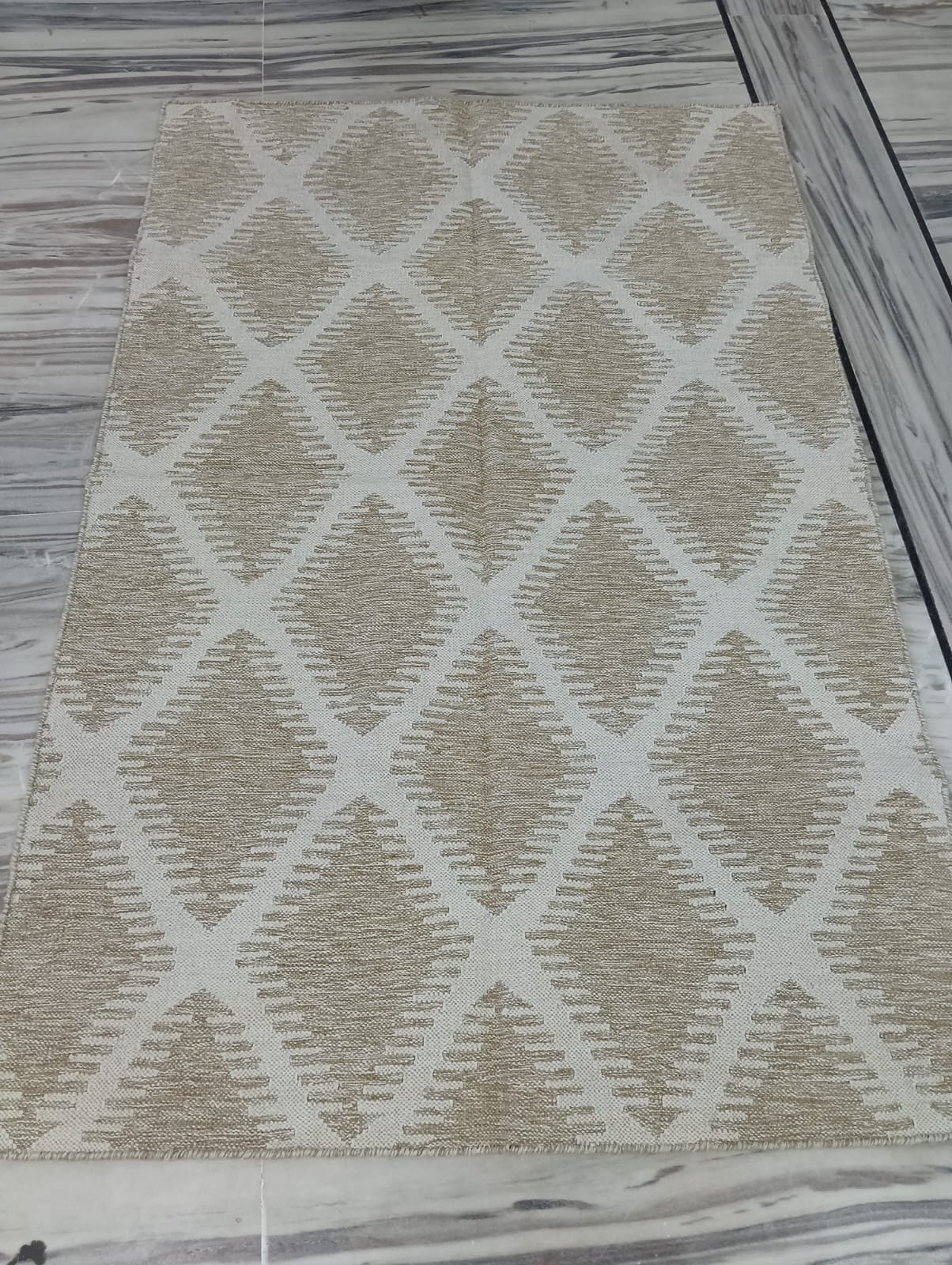 Neutral Handwoven Wool Area Rug (4 by 6ft)
