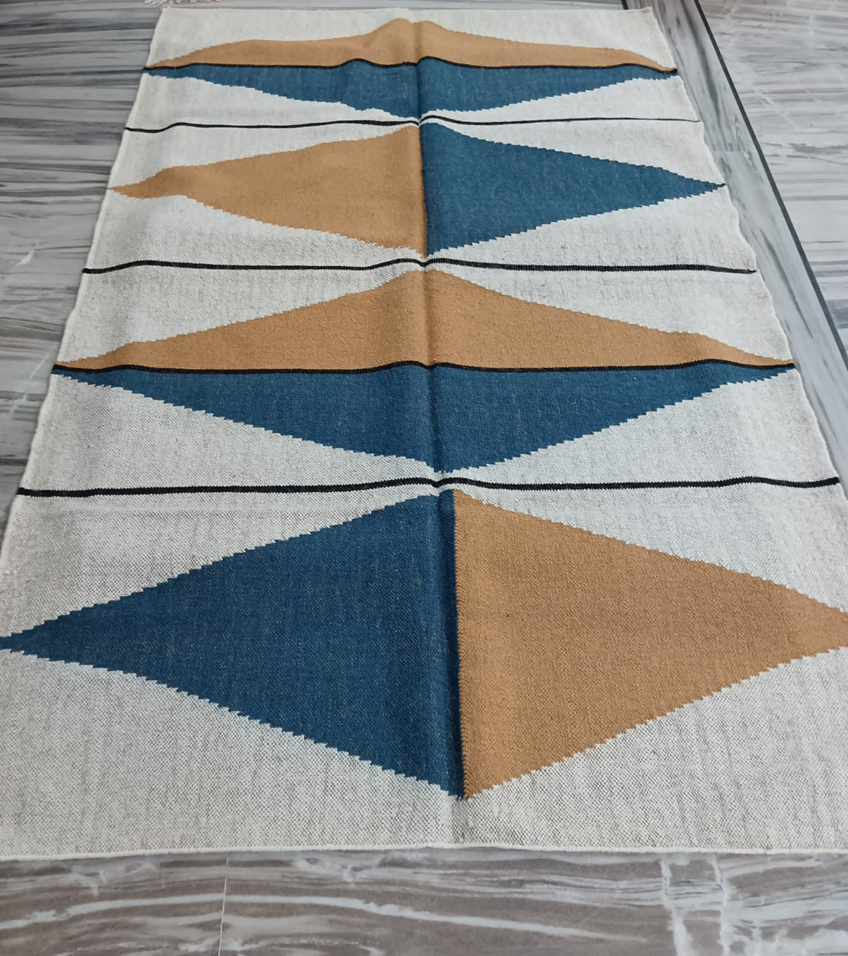 Beautiful Geometric Handwoven Wool Area Rug (5 by 8ft)